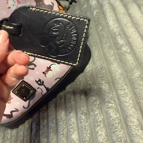 Dooney & Bourke Purse Disney Cats Passholder - Picture 2 of 8